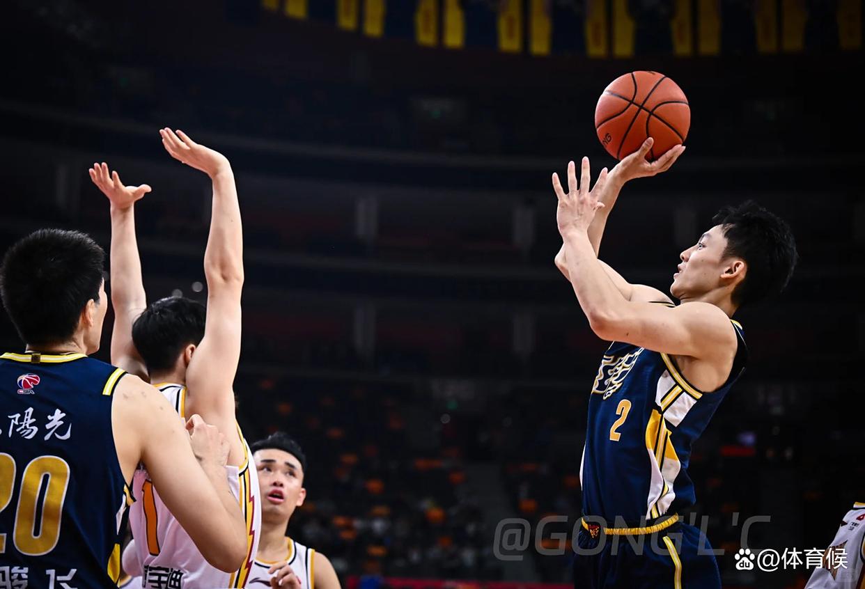 九游安卓下载-包含今晨广东宏远调整名单以备意甲，单刀错失环节打磨，球迷炸锅，资深球员宣示担当的词条